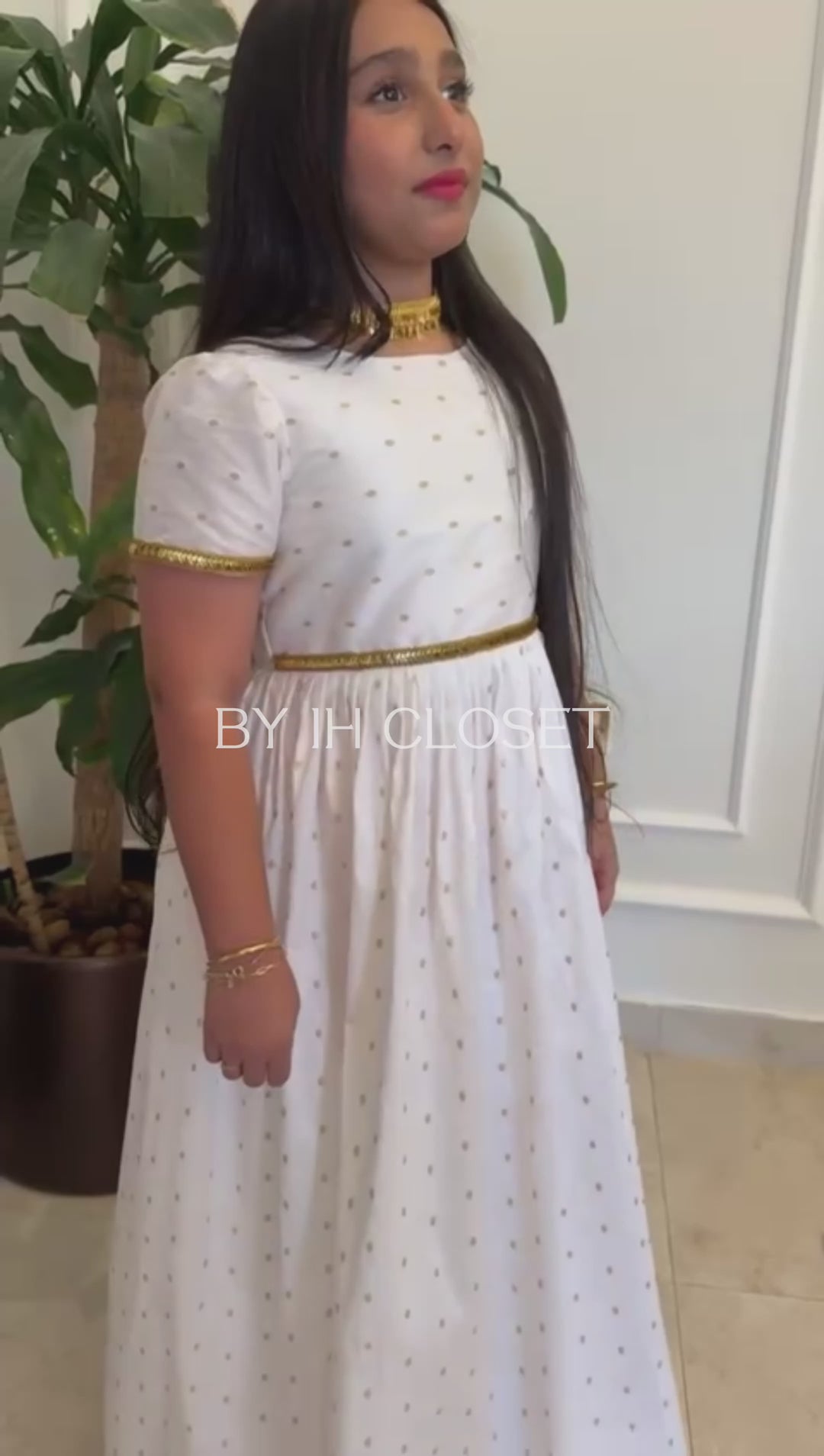 IHN04 WHITE DRESS