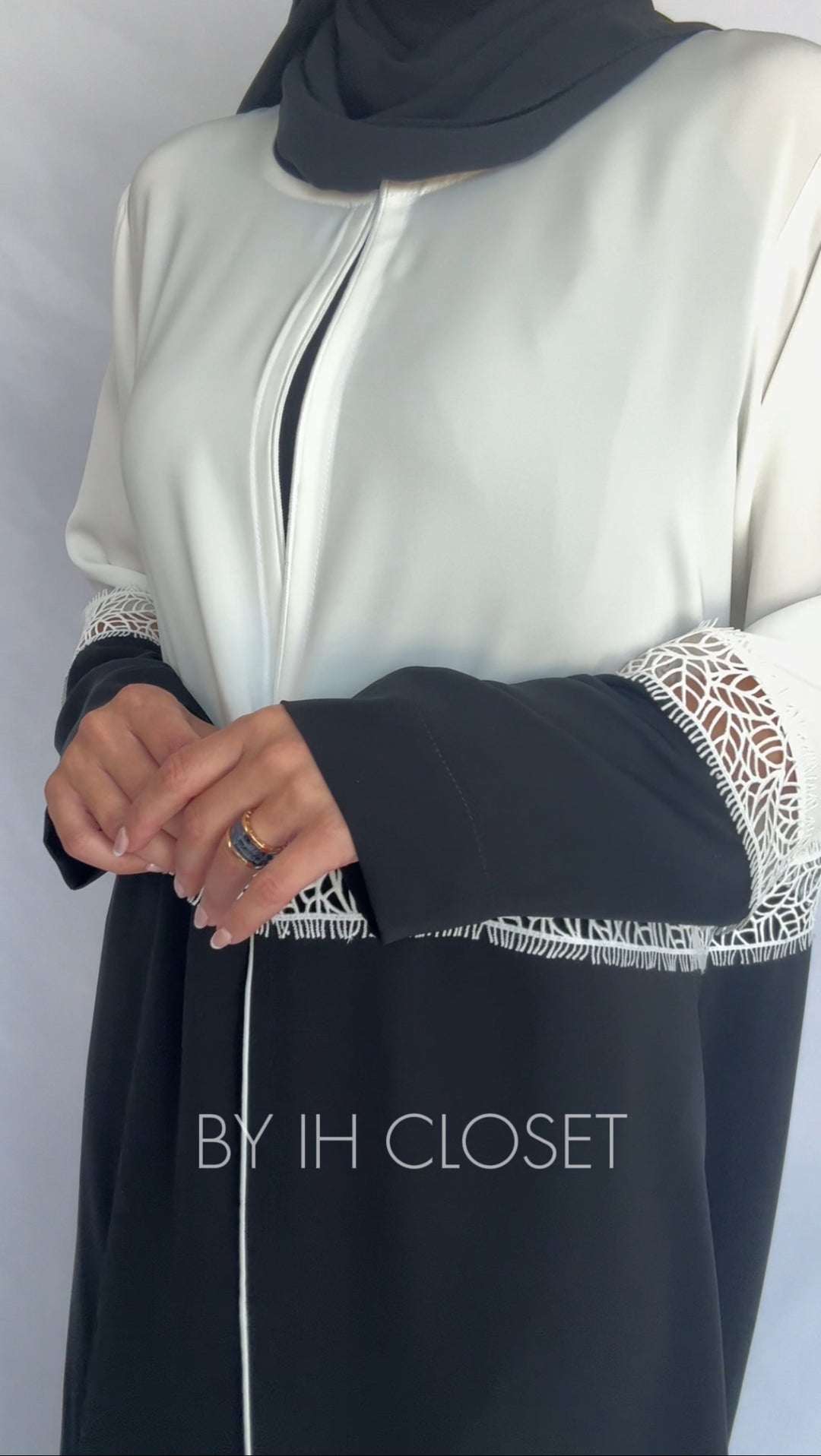 IH13 Black & White Abaya