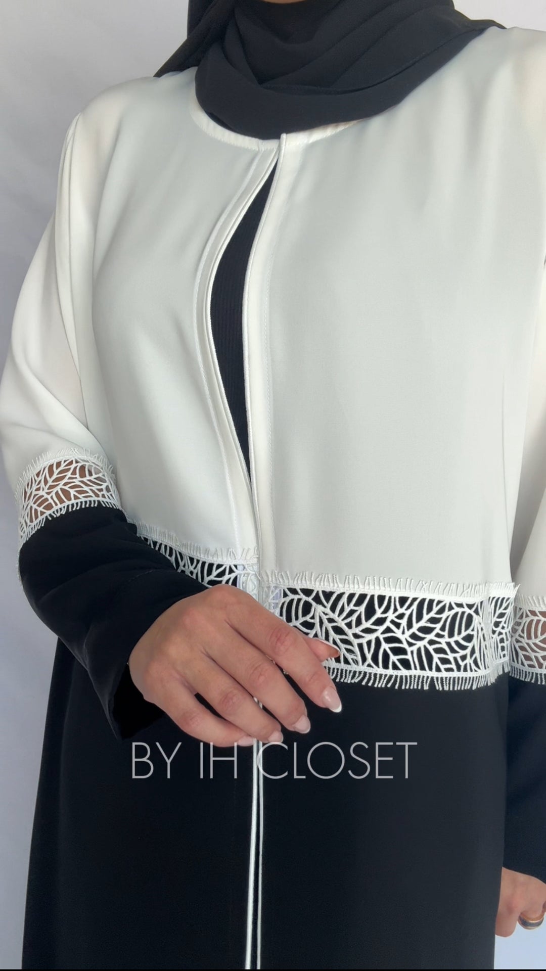 IH13 Black & White Abaya