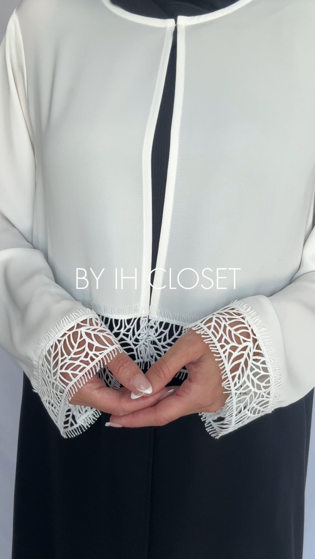 IH12 Black & White Abaya