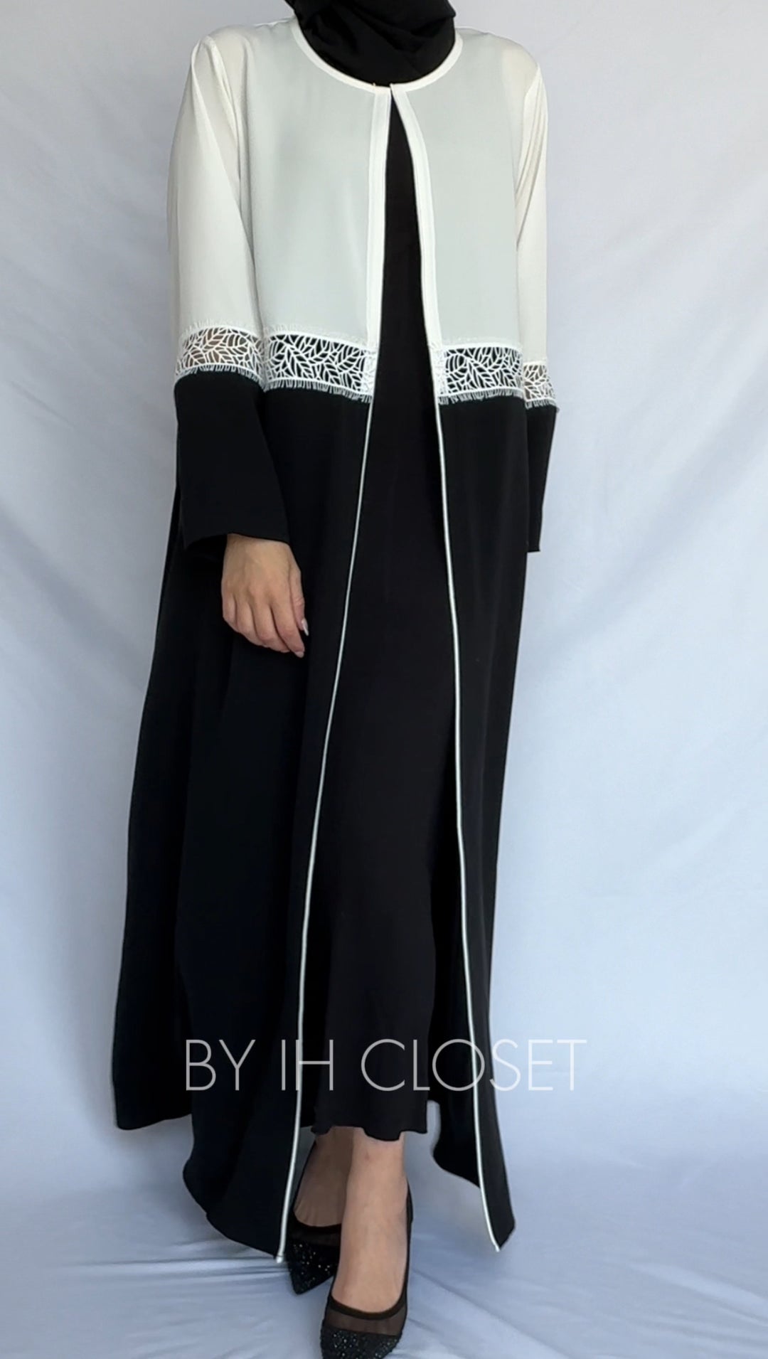 IH13 Black & White Abaya