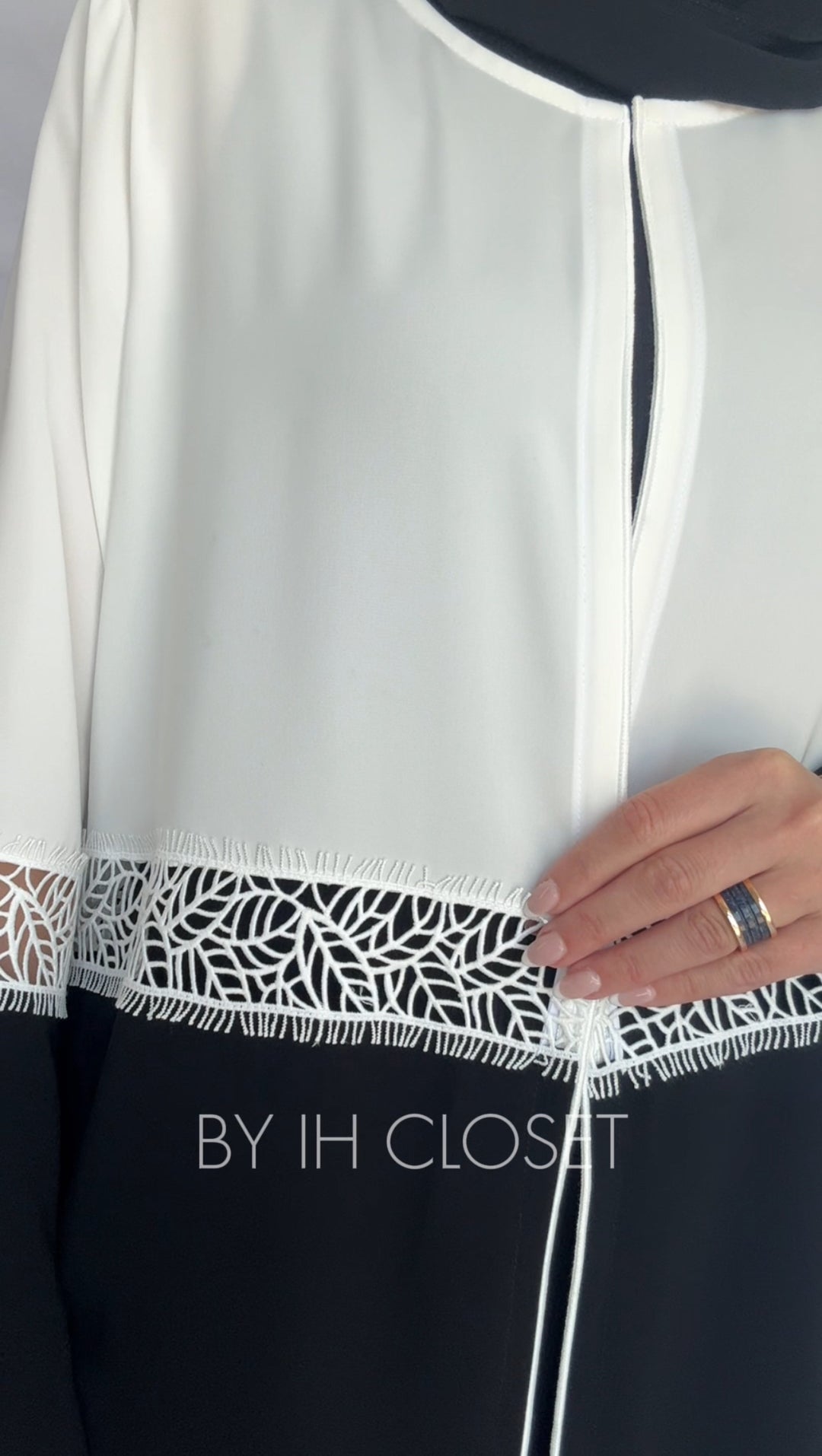 IH13 Black & White Abaya