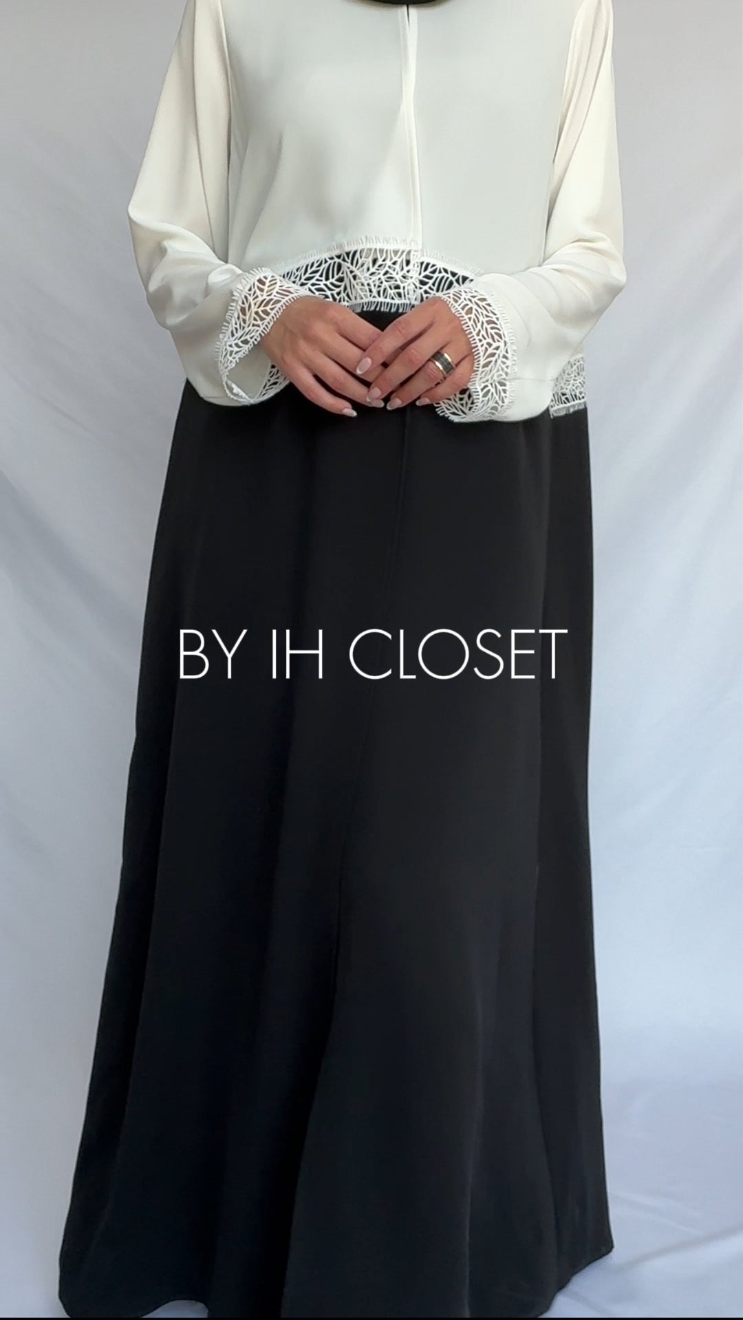 IH12 Black & White Abaya