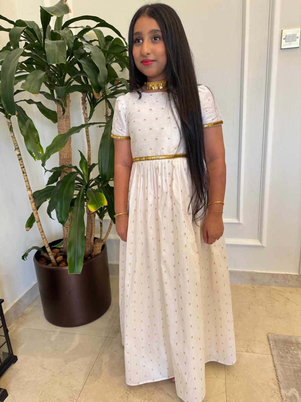 IHN04 WHITE DRESS
